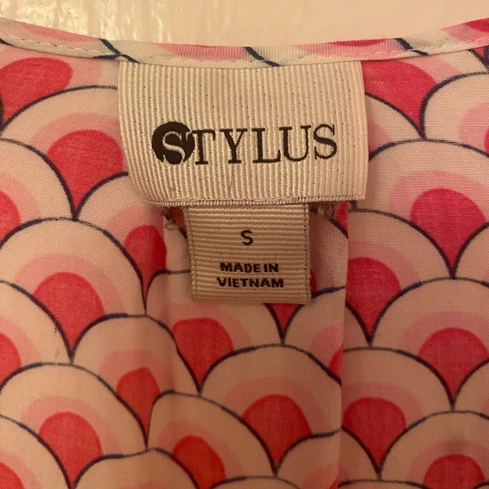 STYLUS Pink and White Scallop Blouse - Picture 2 of 4